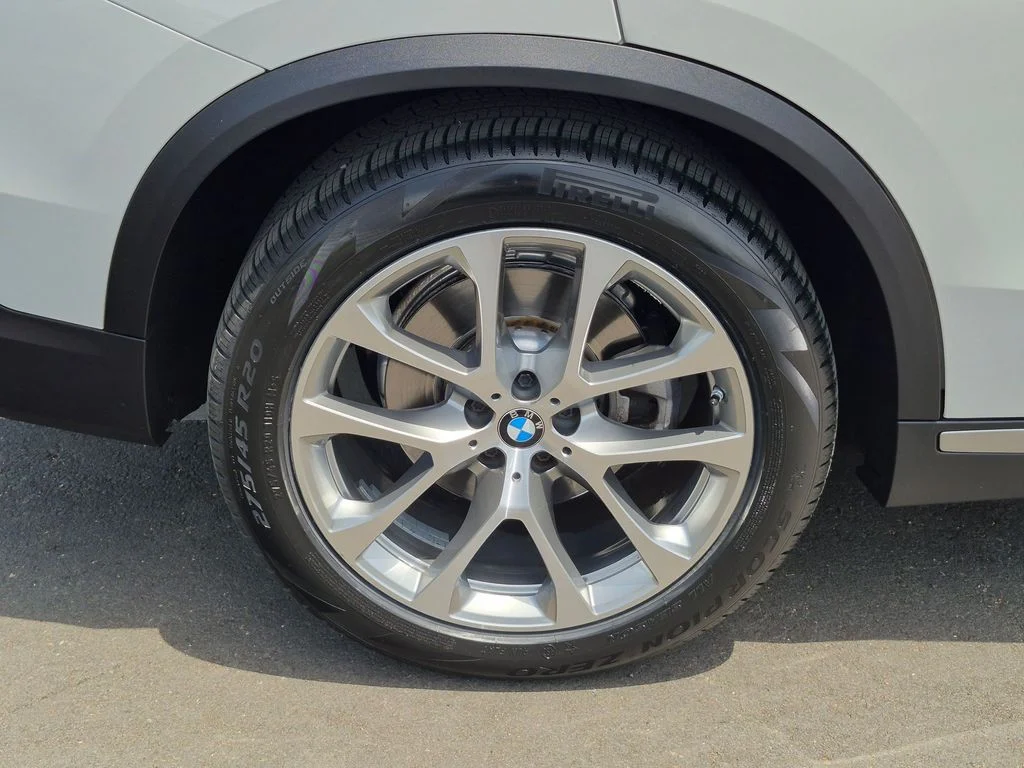 Used 2021 White BMW sDrive40i image 27