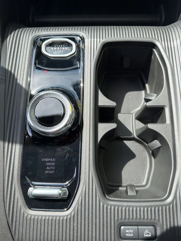 New 2026 Bright White Clear-Coat Exterior Paint Jeep Laredo image 21