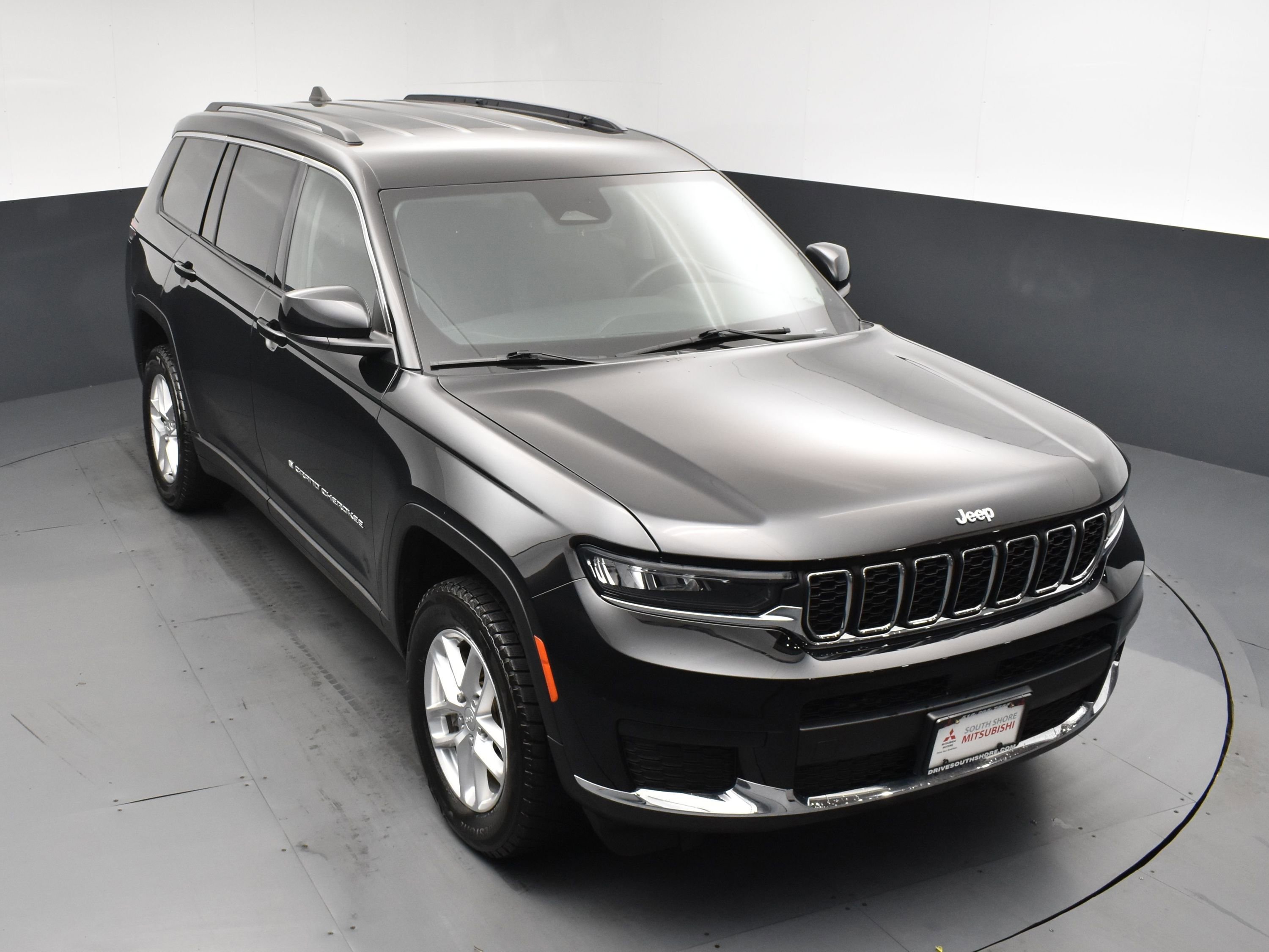 Used 2022 Diamond Black Crystal Pearlcoat Jeep Laredo image 22