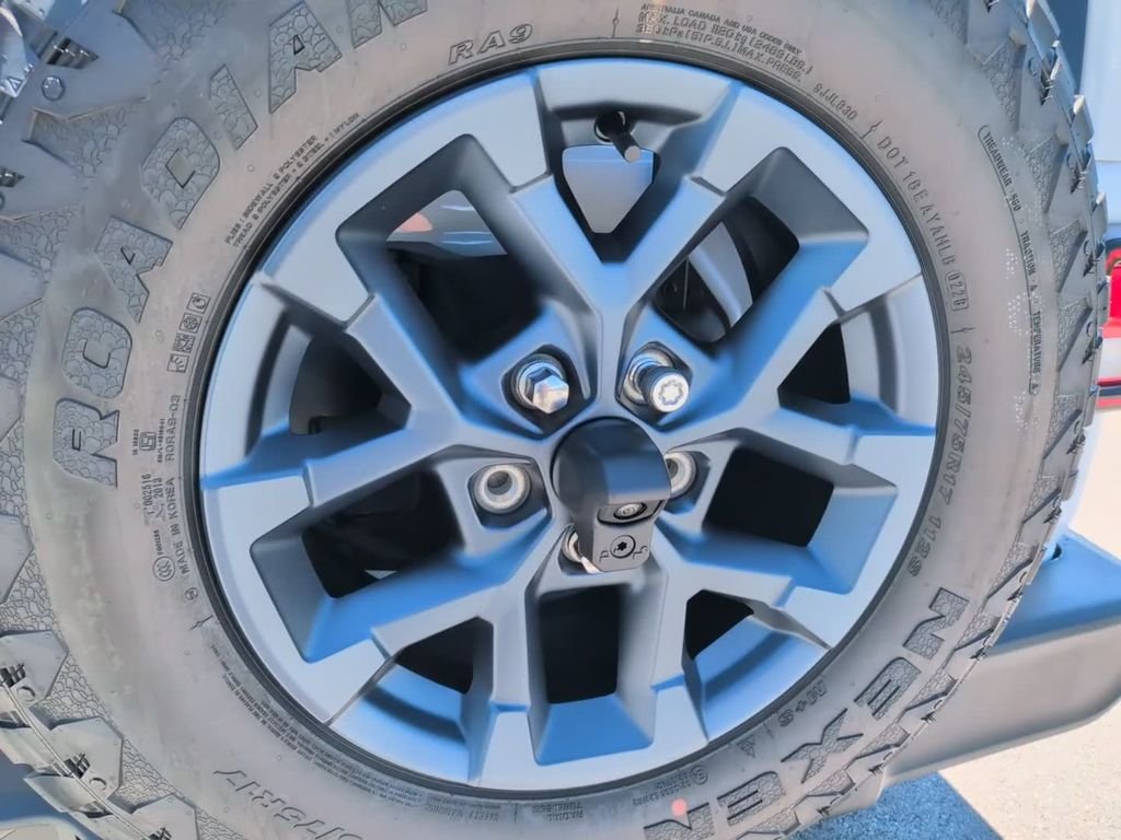New 2026 Bright White Clear-Coat Exterior Paint Jeep  image 10