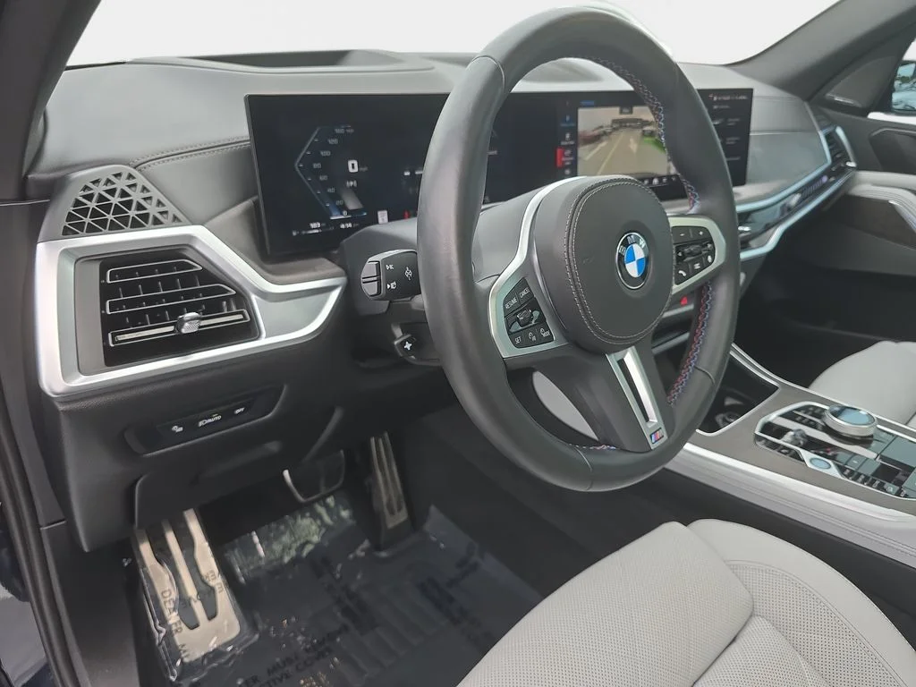Used 2025 Black BMW M60i image 23