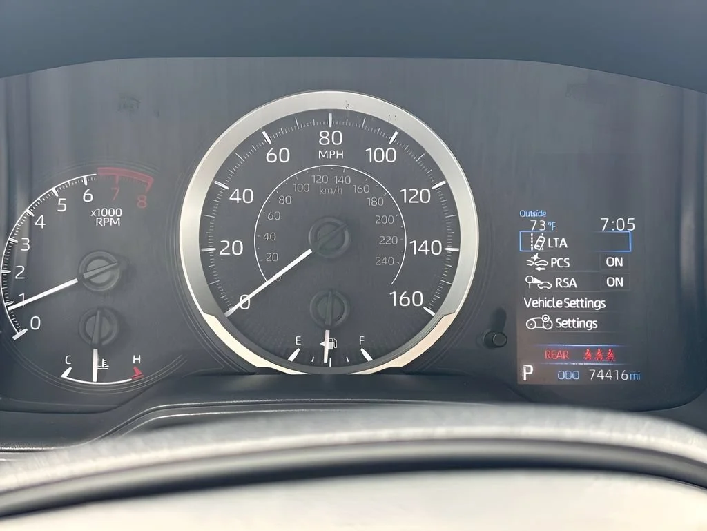 Used 2022 White Toyota LE image 19