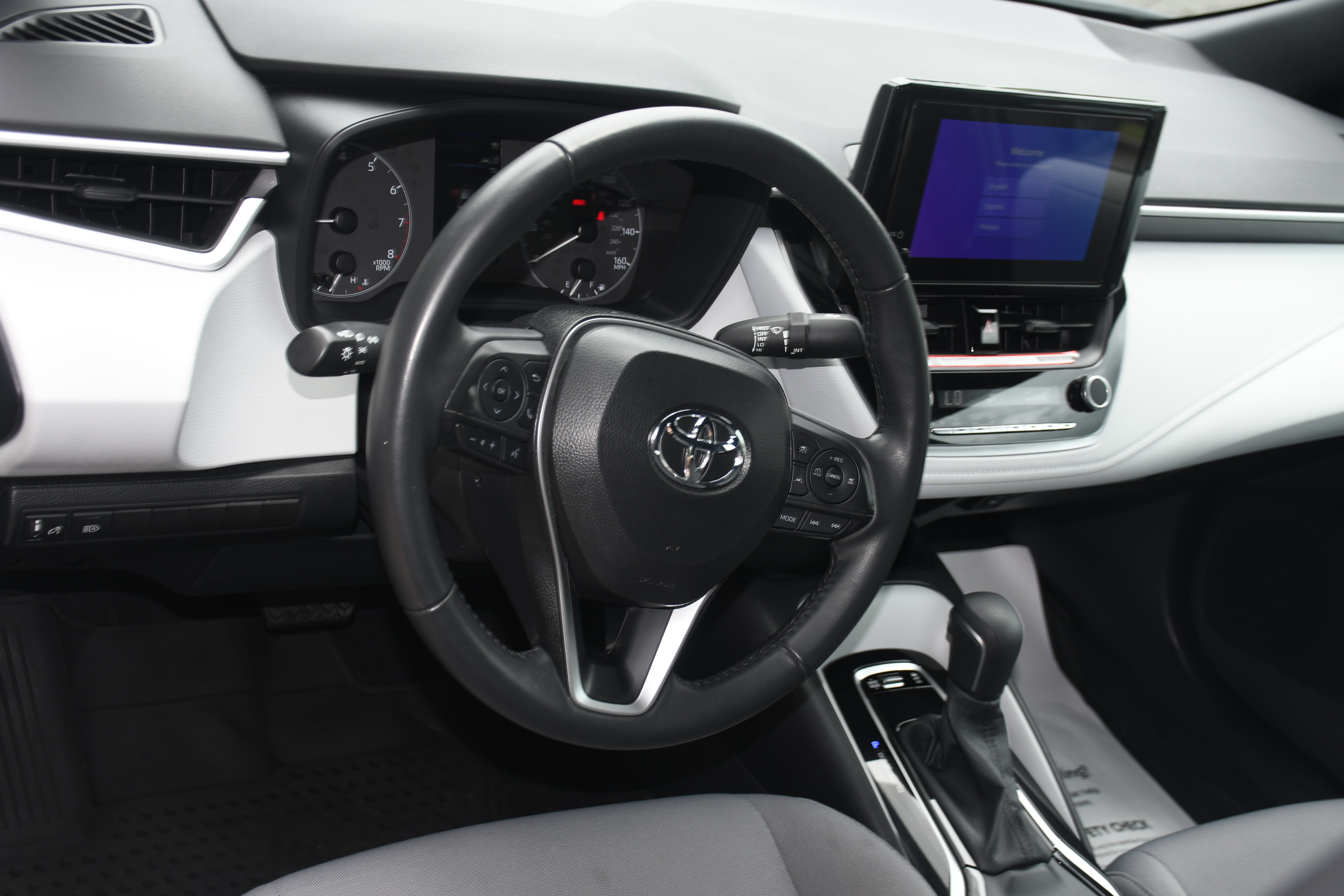 Used 2025  Toyota SE image 7