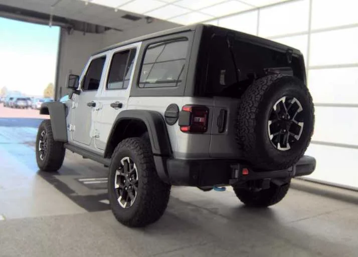 Used 2024 Silver Zynith Clearcoat Jeep Rubicon image 7