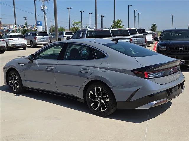 Used 2025 Transmission Blue Hyundai SEL Front-Wheel Drive image 2