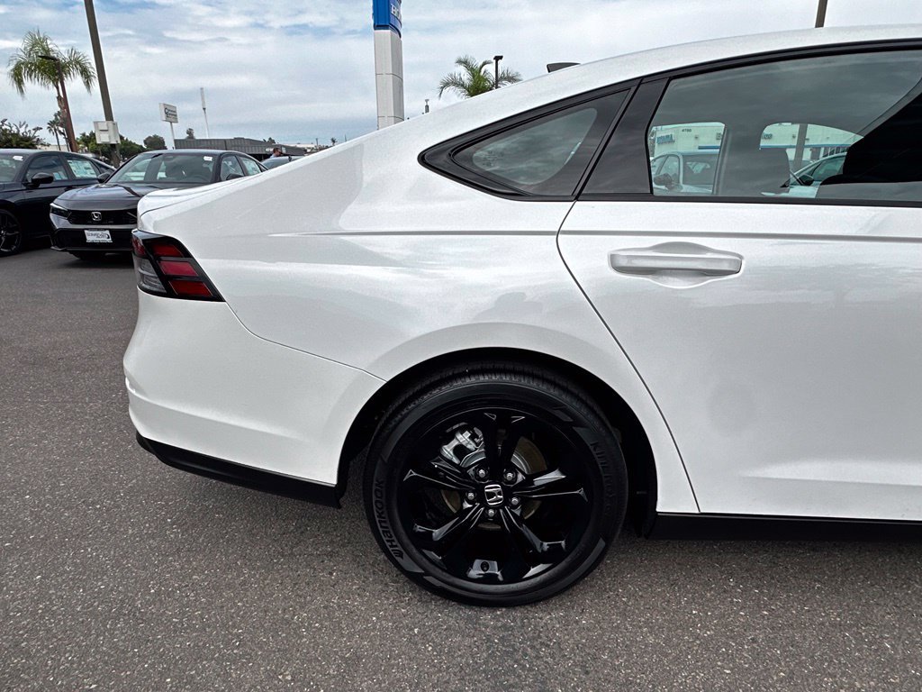 Used 2025 Platinum White Pearl Honda SE image 9