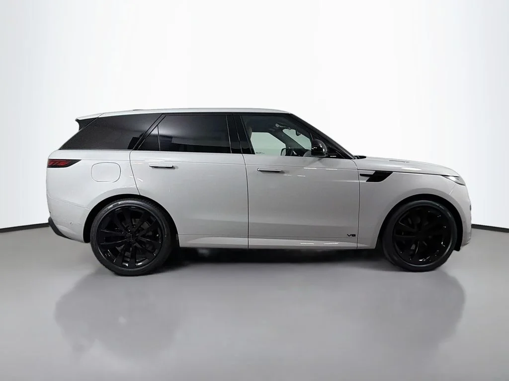 New 2026 Borasco Grey Land Rover Dynamic SE image 4