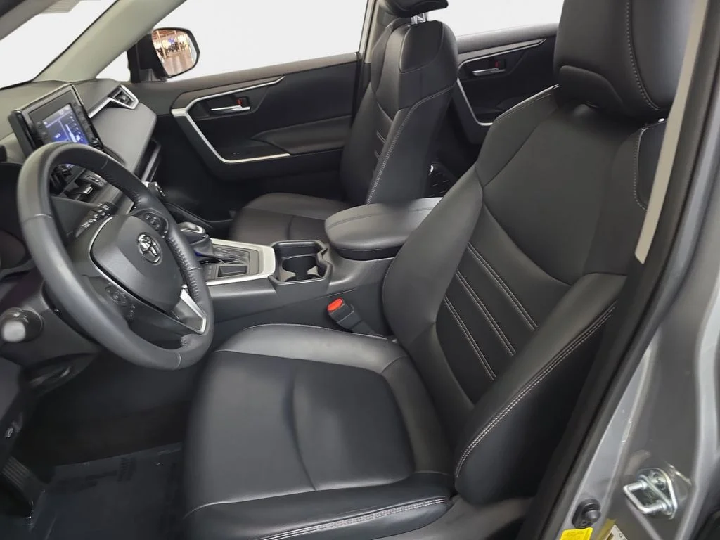Used 2019 Silver Toyota XLE Premium image 18