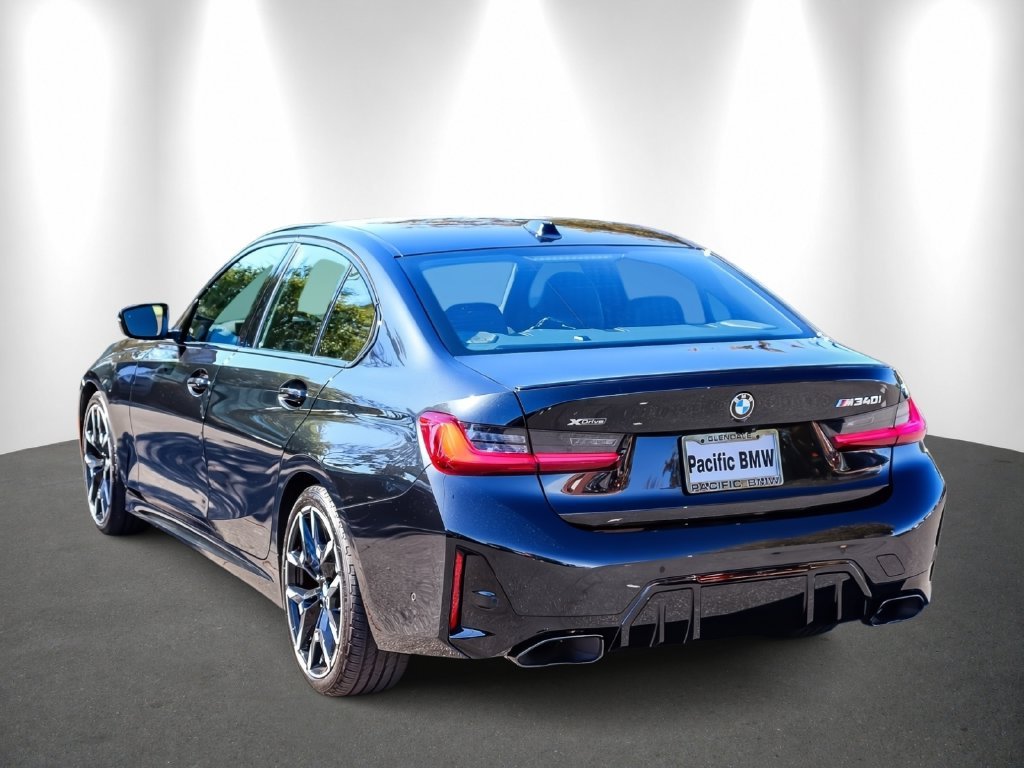 2025 BMW 3 Series photo 4