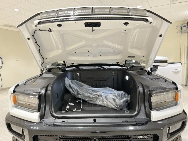 Used 2025 White GMC 2X image 28