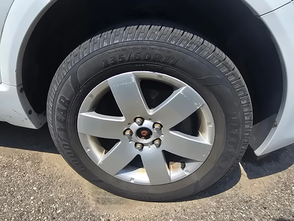 Used 2008 Polar White Saturn XR image 9