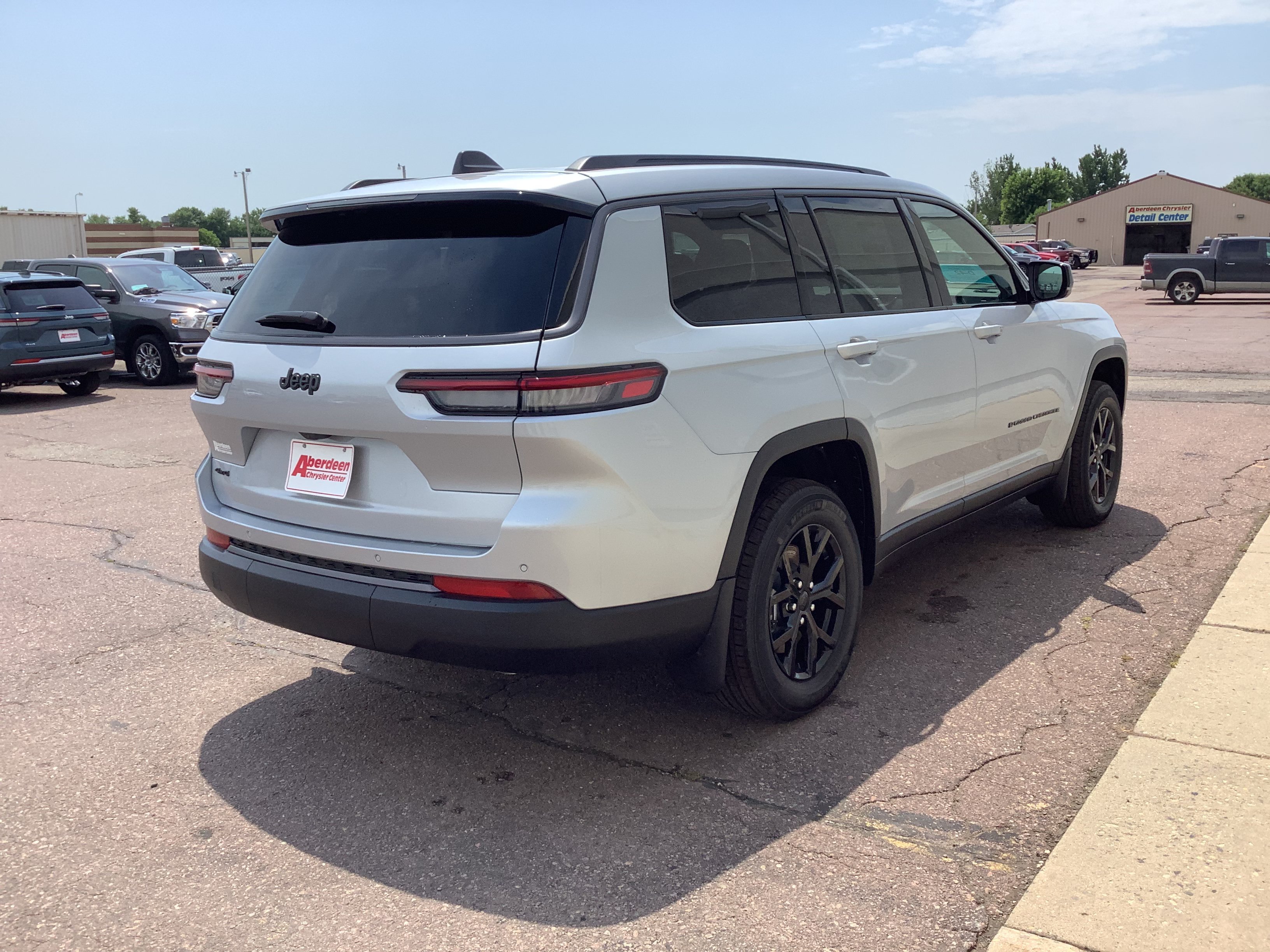 New 2026 Silver Zynith Exterior Paint Jeep Altitude image 9