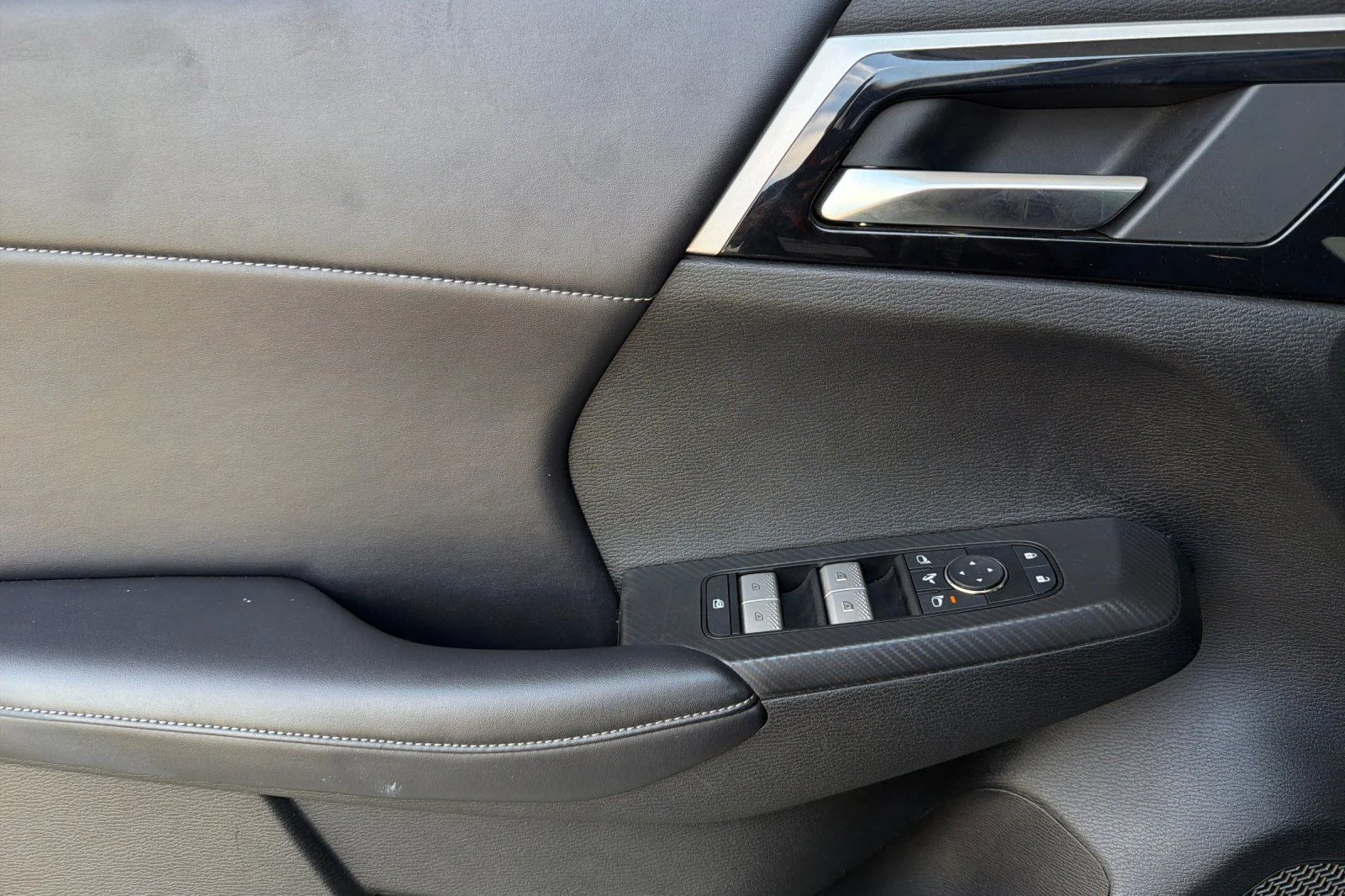 Used 2024  Mitsubishi SE image 13