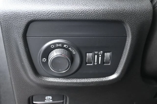 Used 2021 Velvet Red Pearlc Jeep Altitude image 13