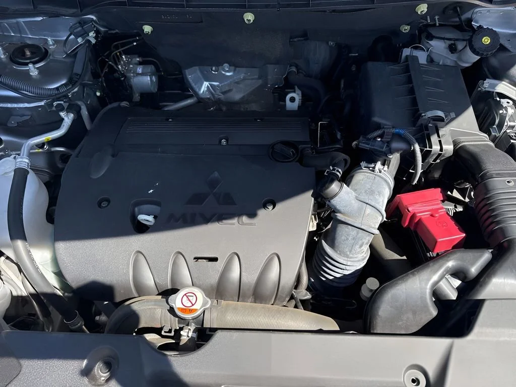 Used 2022  Mitsubishi SE image 9