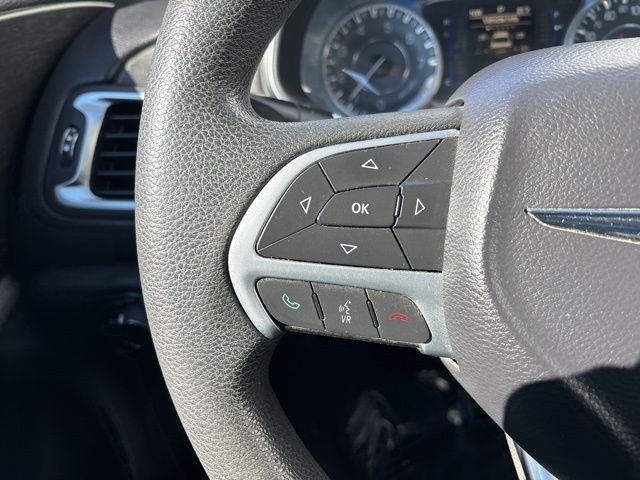 Used 2015 Silver Chrysler Limited image 18