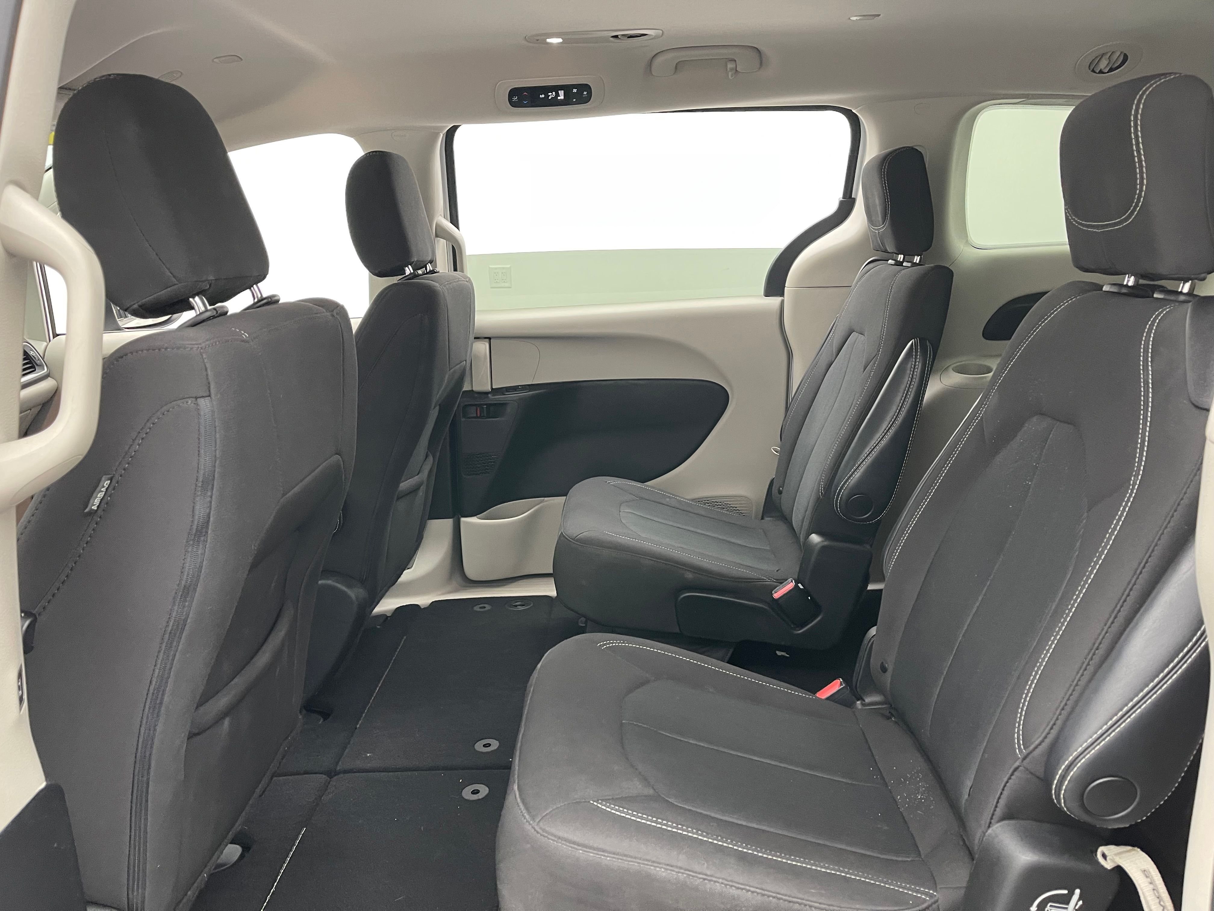 Used 2022 Bright White Clearcoat Chrysler LX image 36