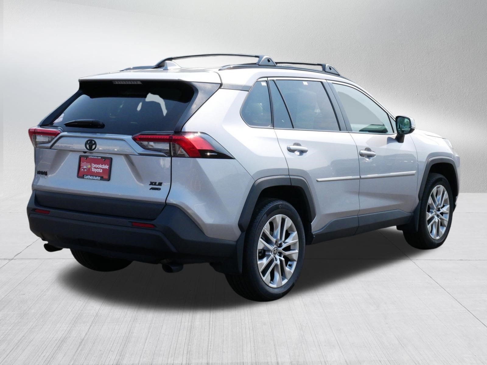 Certified Used 2025 SILVER SKY METALLIC Toyota XLE Premium image 7