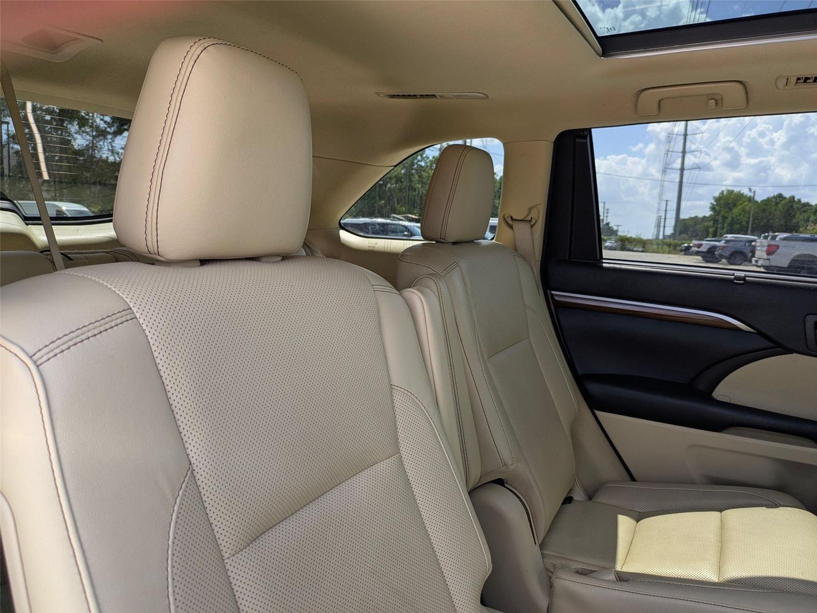 Used 2018 Blizzard Pearl Toyota Limited image 31