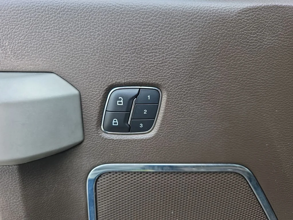 Used 2015  Ford King Ranch image 21