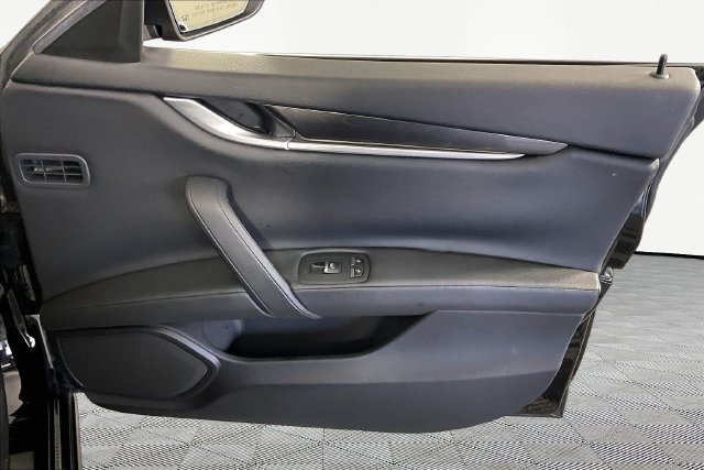 Used 2017  Maserati Base image 25