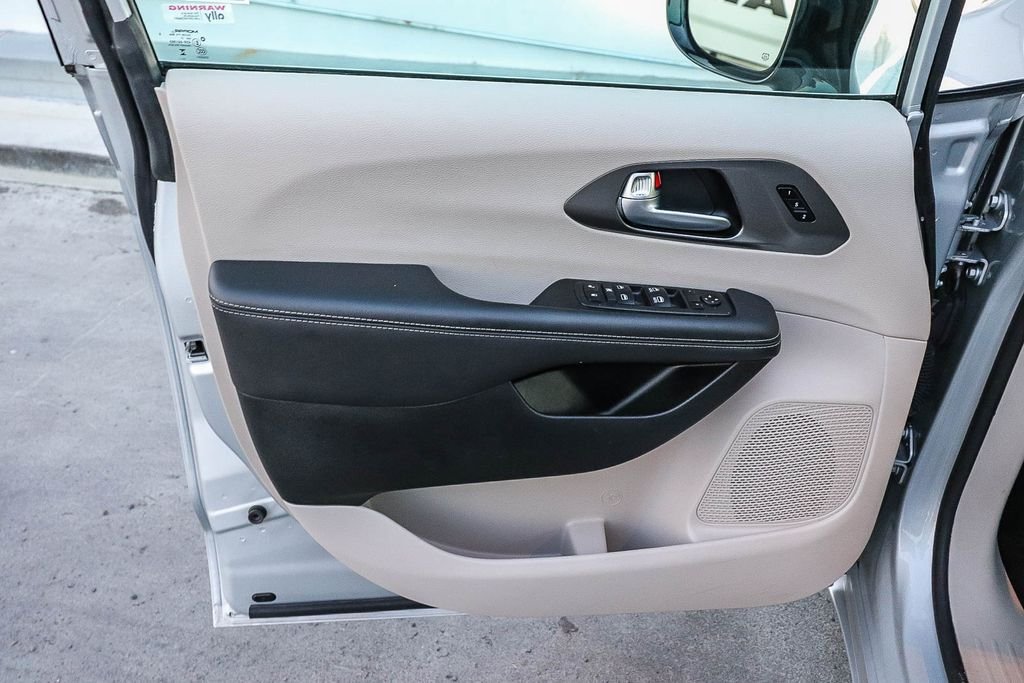 Used 2024 Silver Mist Clearcoat Chrysler Touring L image 23