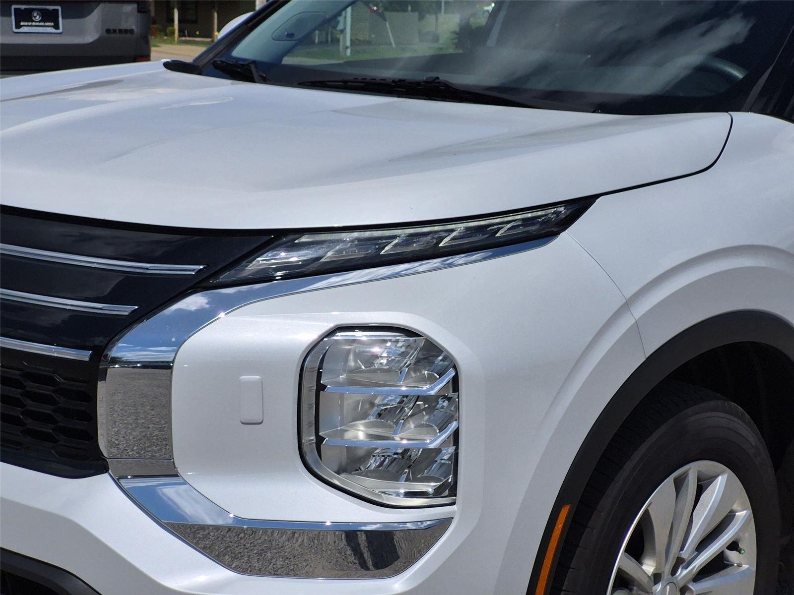 Used 2025 White Diamond Mitsubishi ES image 9