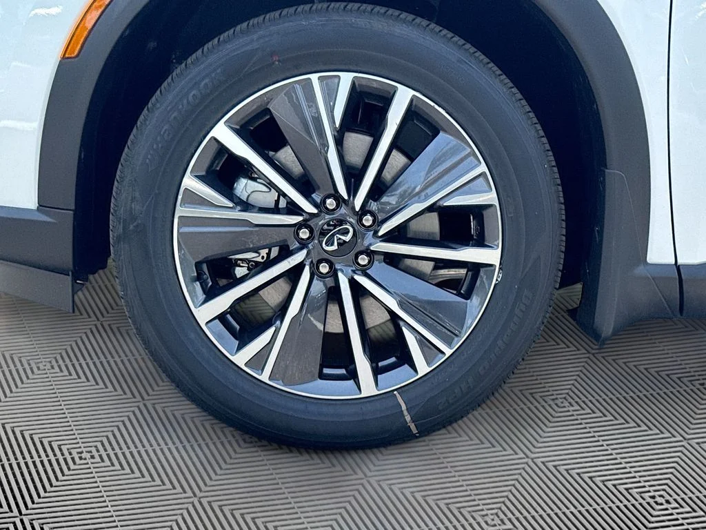 New 2027 RADIANT WHITE INFINITI Luxe FWD image 34