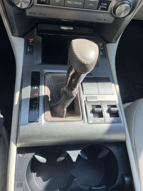 Used 2018 White Lexus 460 image 34