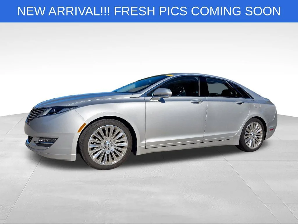 Used 2013  Lincoln 4dr Sdn FWD image 2