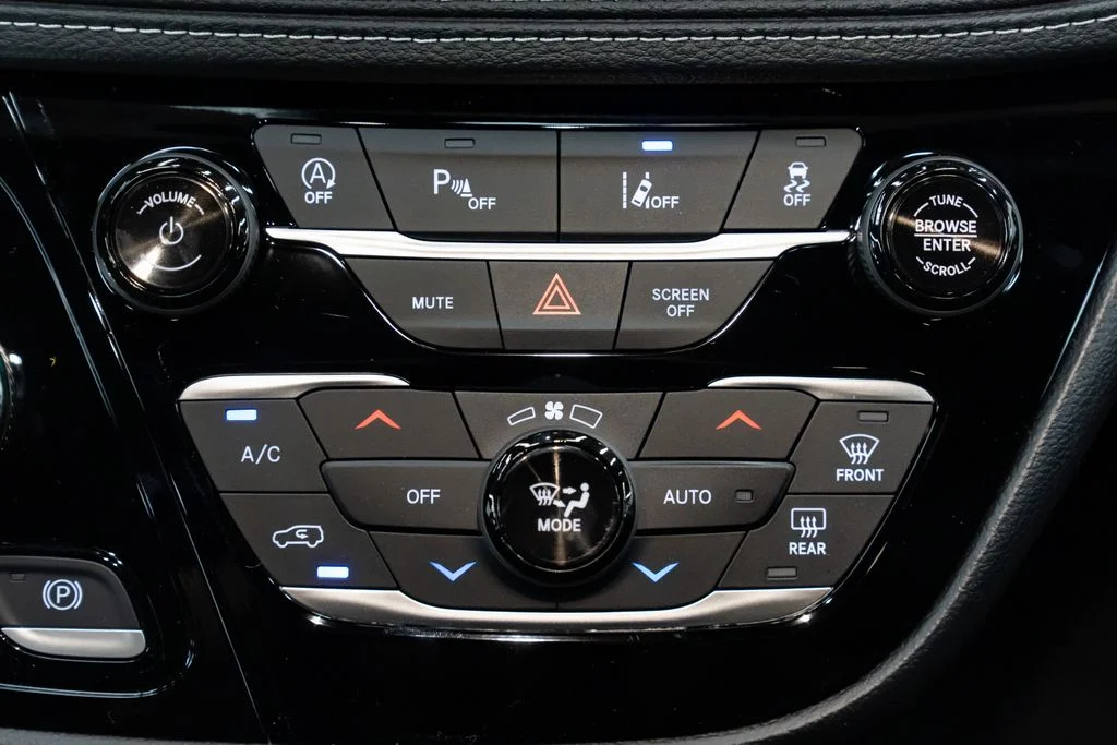 New 2027 Diamond Black Crystal Pearl-Coat Exterior Paint Chrysler Select image 12