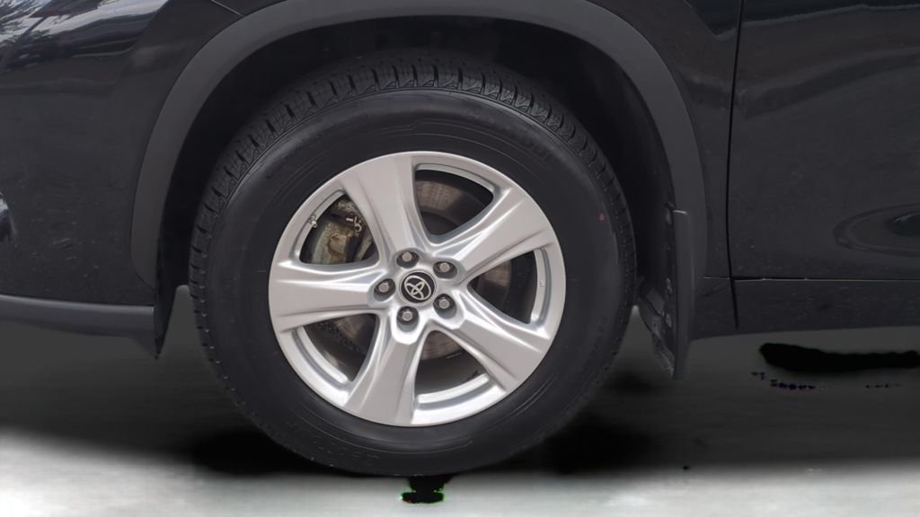 2024 Toyota Highlander LE - Photo 26