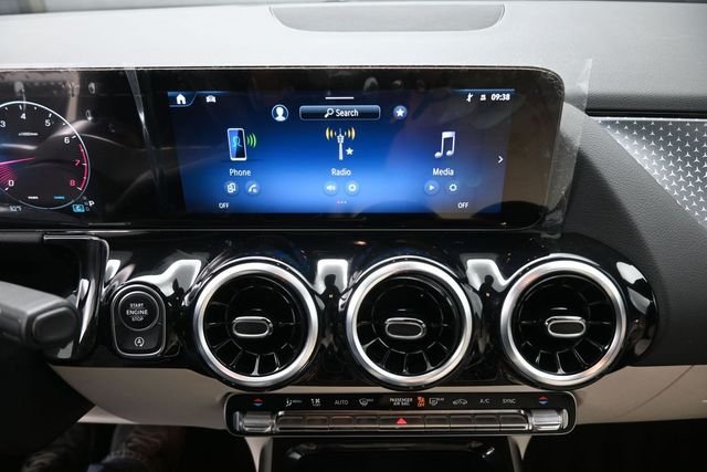 Used 2025 White Mercedes-Benz GLA 250 image 3