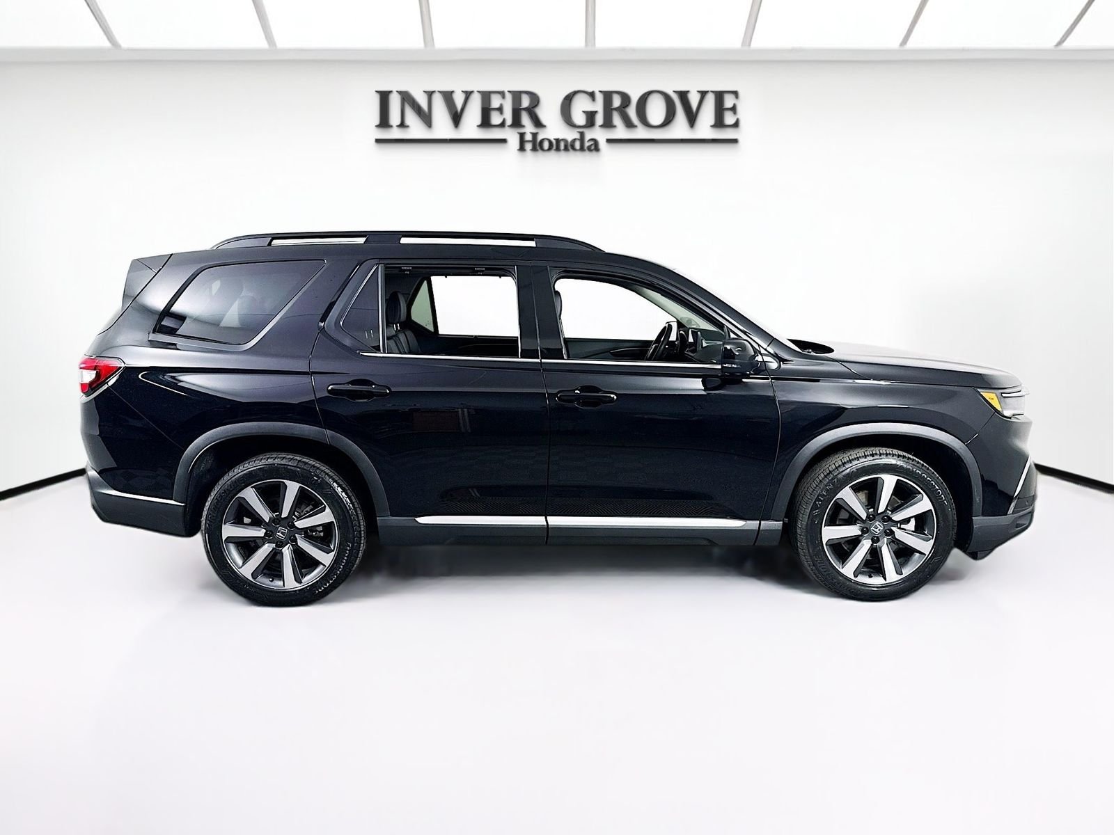 Used 2025 Crystal Black Pearl Honda Touring image 4