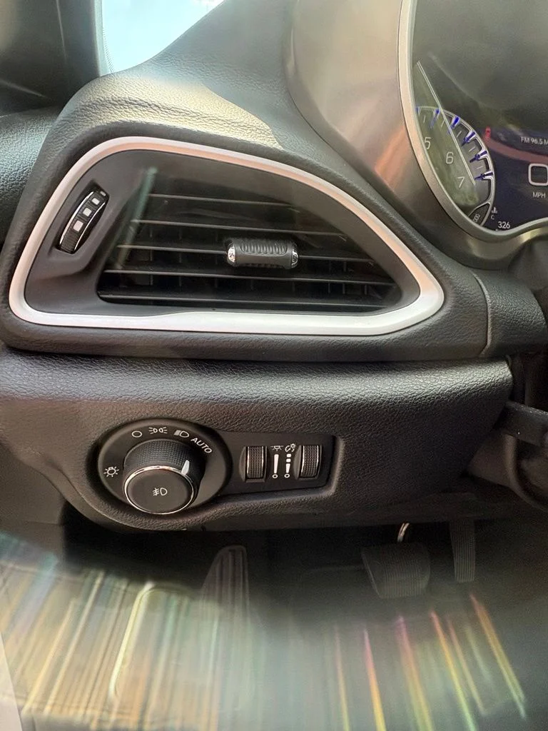 Used 2025 White/off-white Chrysler Select image 18