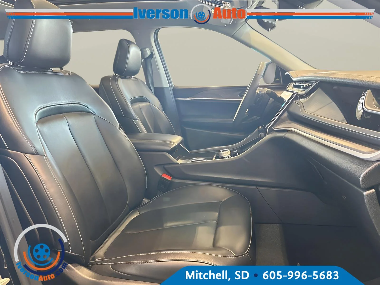Used 2023 Diamond Black Crystal Pearlcoat Jeep Limited image 37