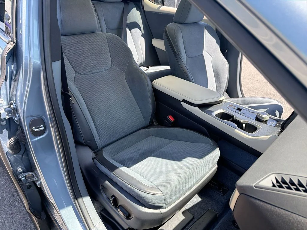 Used 2023  Lexus 450e Luxury image 25