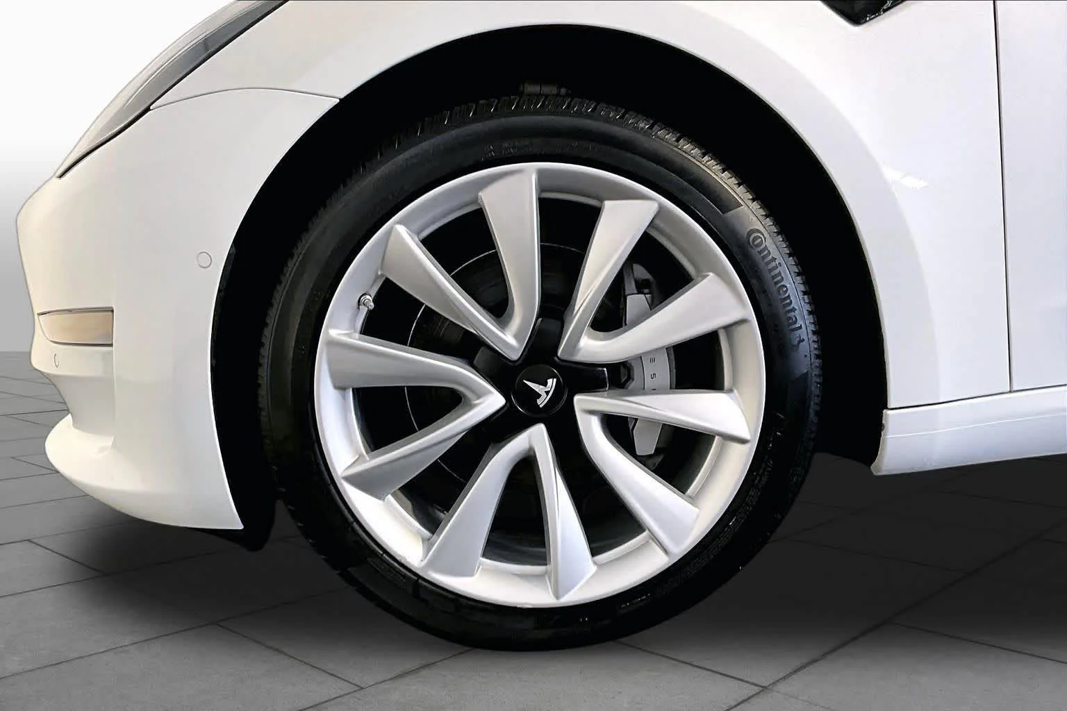 Used 2018 Pearl White Multi-Coat Tesla Long Range Battery image 9