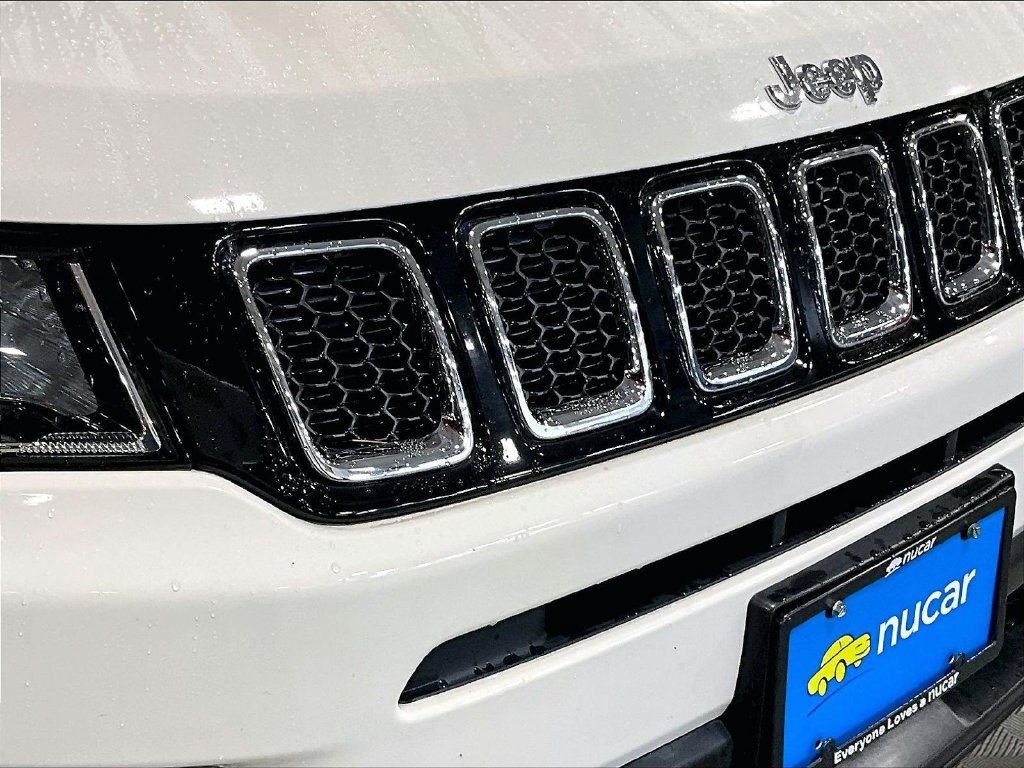 Used 2018 White Jeep Latitude image 33