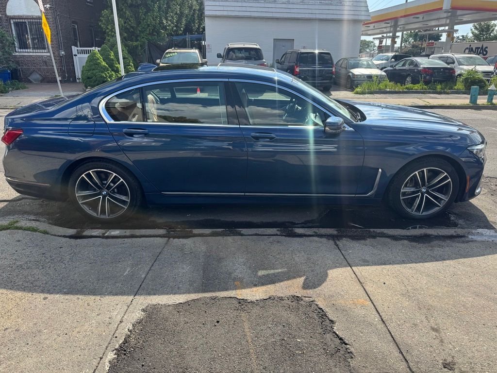 Used 2022 Blue BMW 750i xDrive image 5