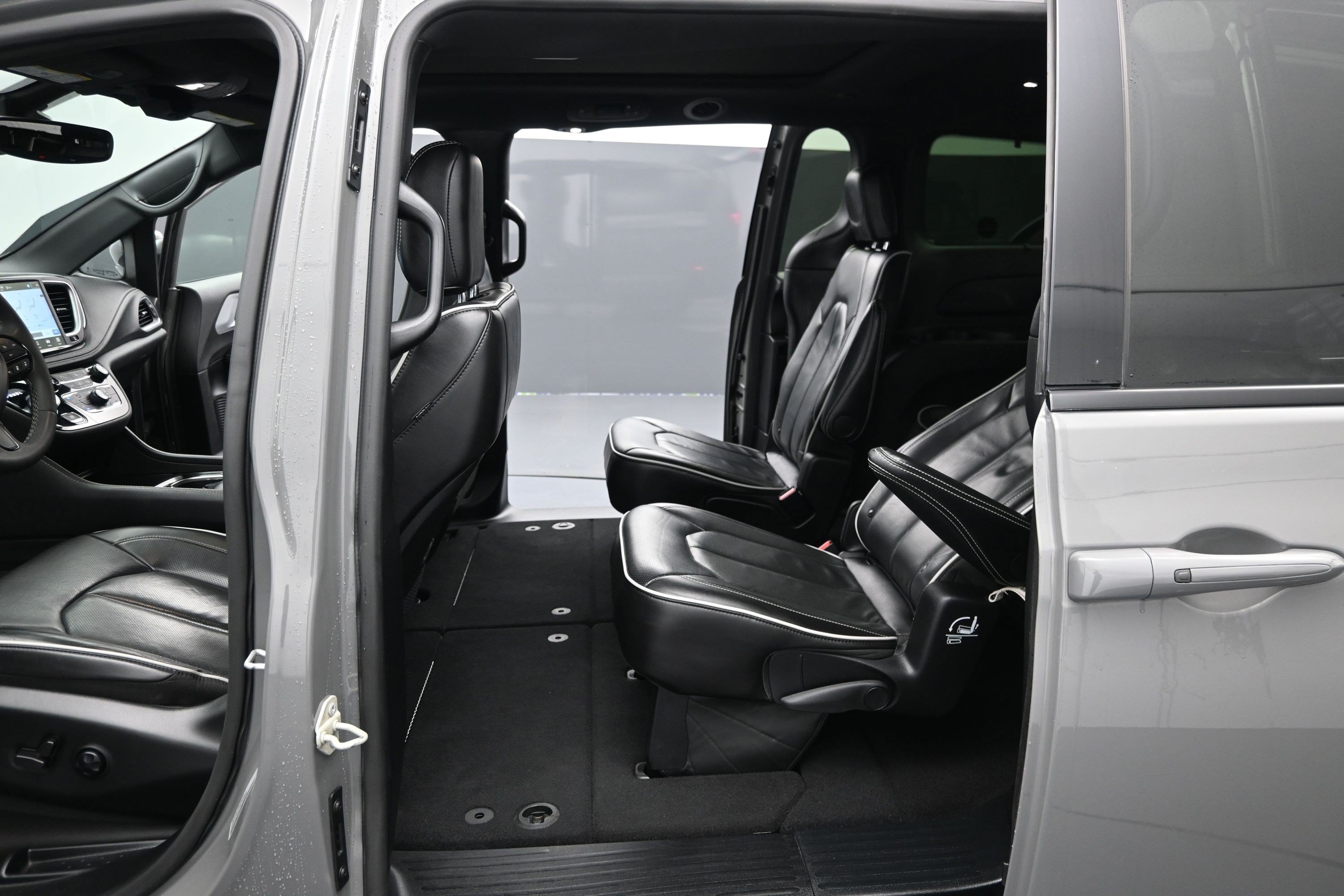 Used 2025 Ceramic Gray Clearcoat Chrysler Limited image 10