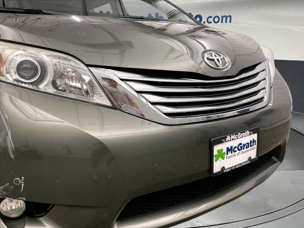 Used 2011 Green Toyota Limited image 33