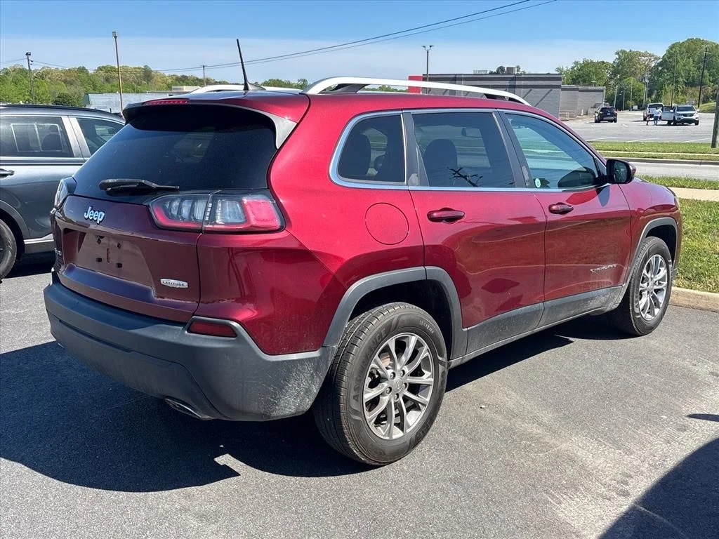 Used 2019 Red Jeep Latitude Plus image 9