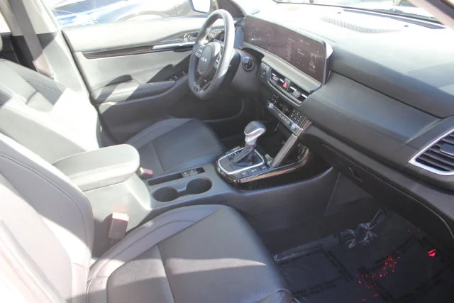 Used 2024 White Kia SX image 36