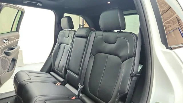New 2026 Bright White Clear-Coat Exterior Paint Jeep Limited image 22