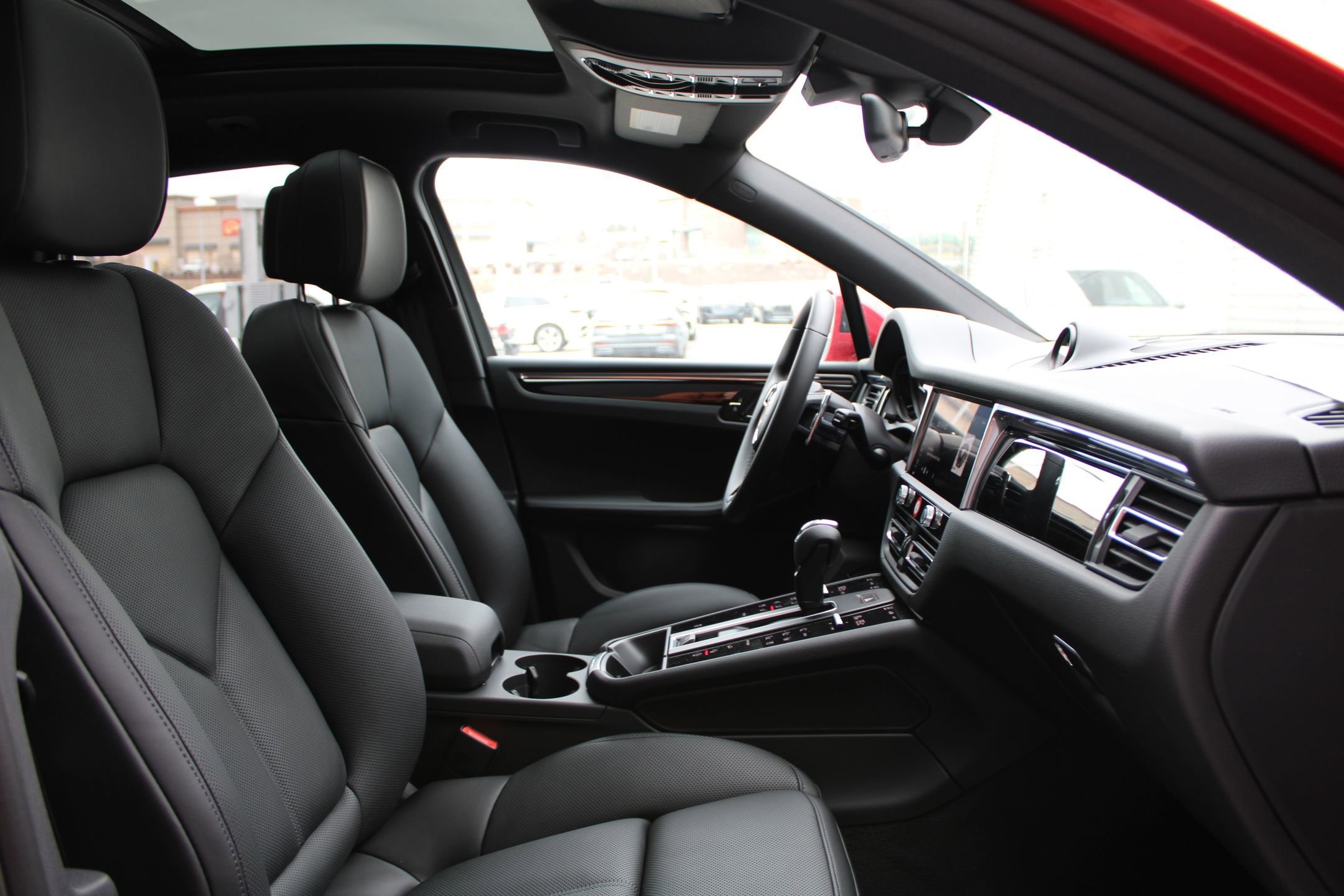 2026 Porsche Macan - Photo 25