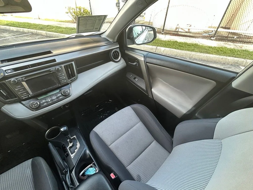 Used 2015 Silver Toyota XLE image 11