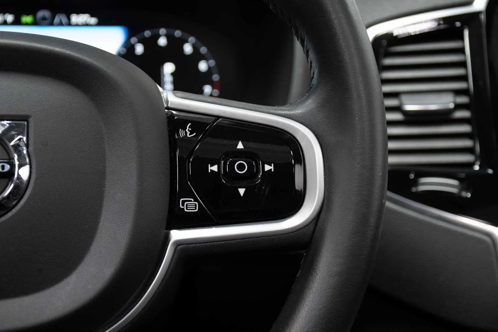 Used 2022 Thunder Grey Metallic Volvo Momentum image 19