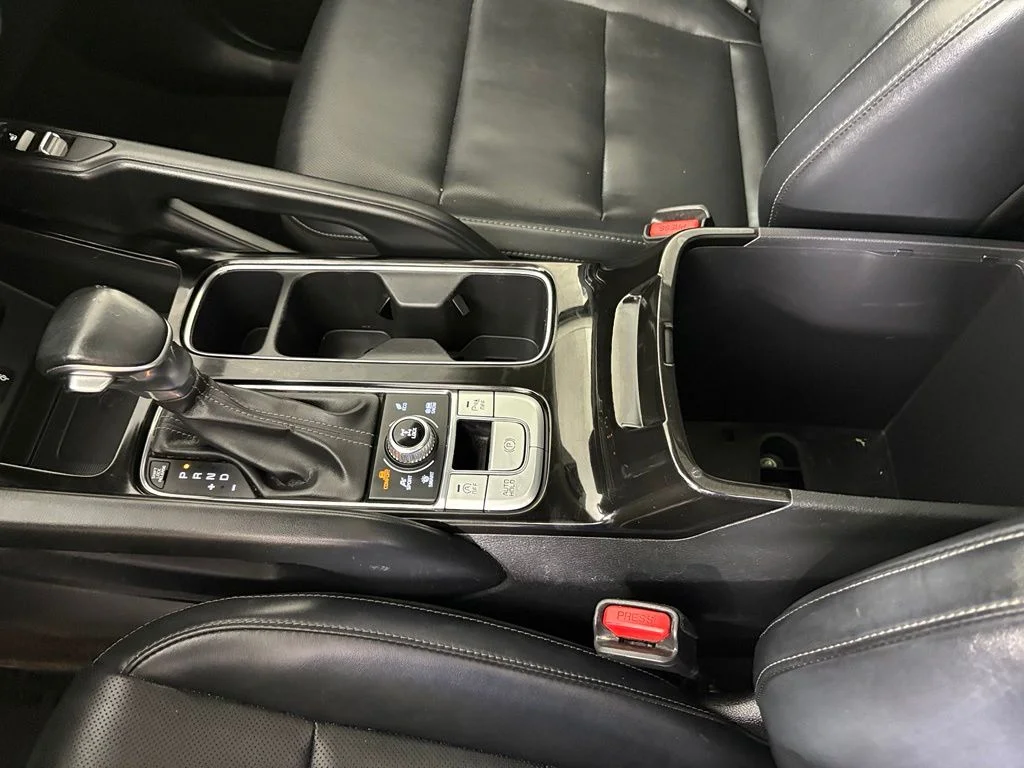 Used 2022 White Kia S image 34