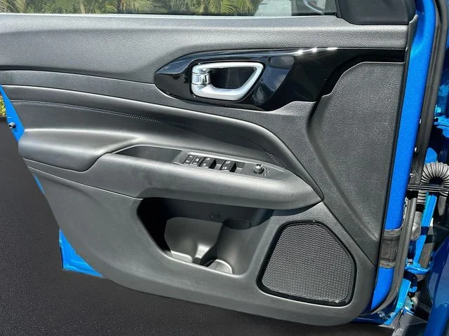 New 2026 Hydro Blue Pearl-Coat Exterior Paint Jeep Latitude image 17